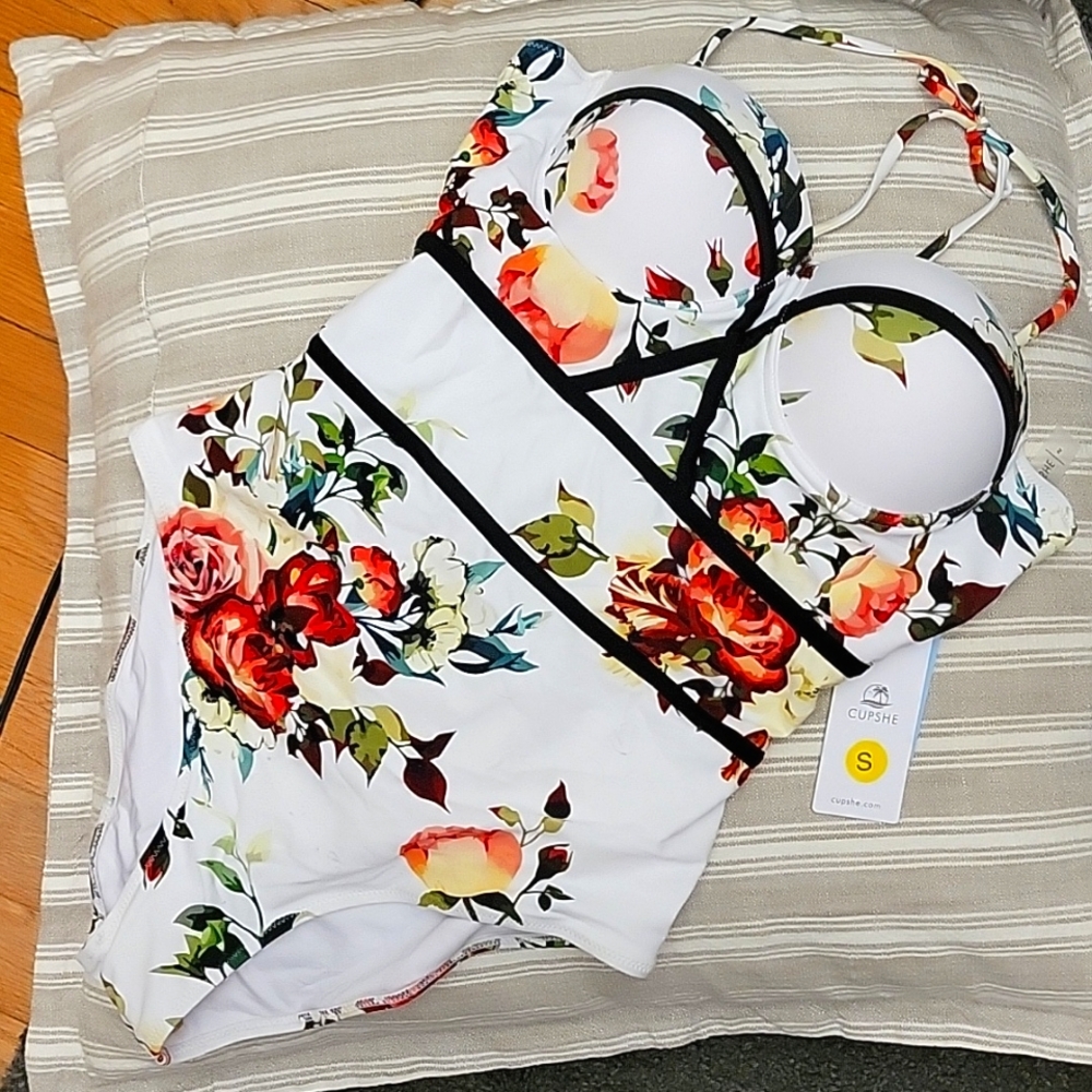Cupshe floral bathingsuit underwire mild push-up size S NWT